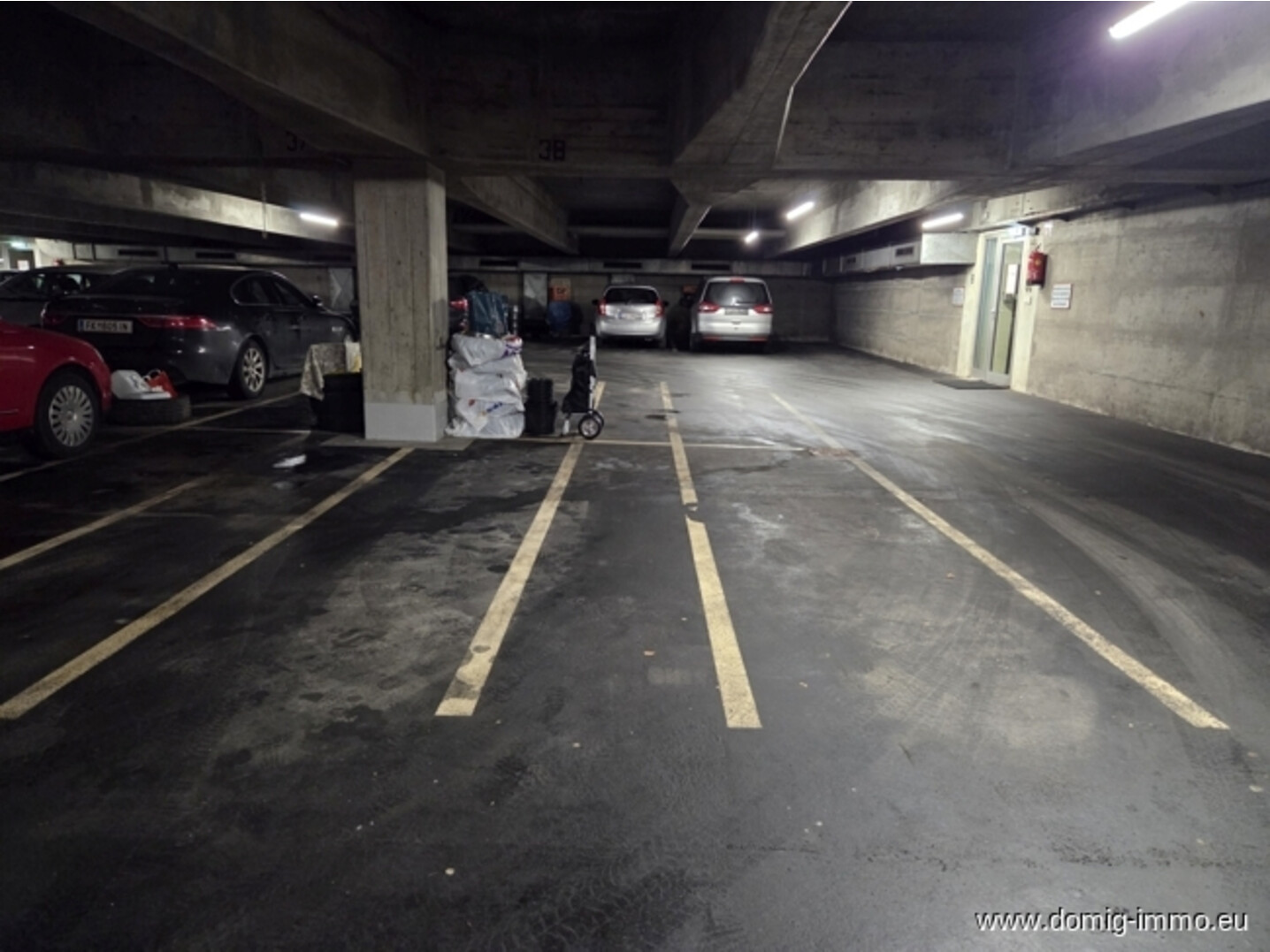 breiter Tiefgaragenplatz