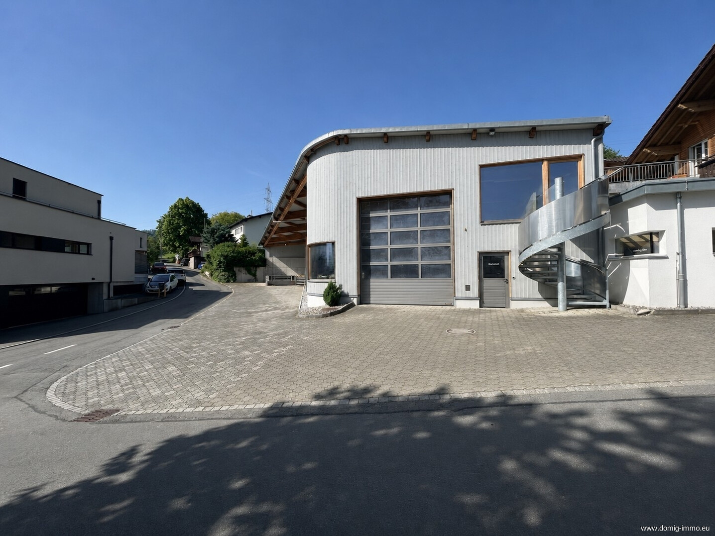 Halle Vorplatz