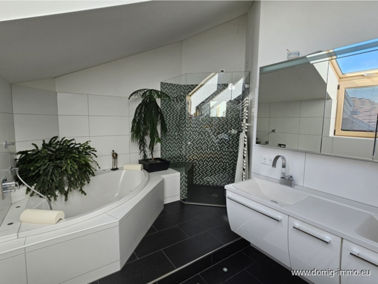 Bad mit Wanne und Dusche