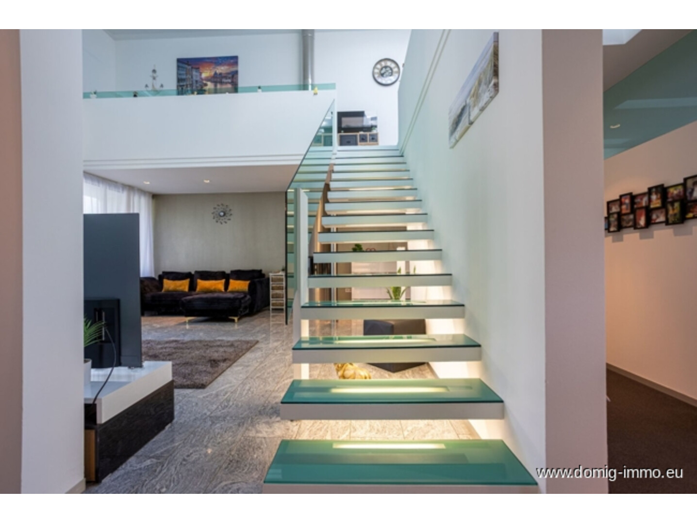 schwebender Treppenaufgang (Wohnhaus)