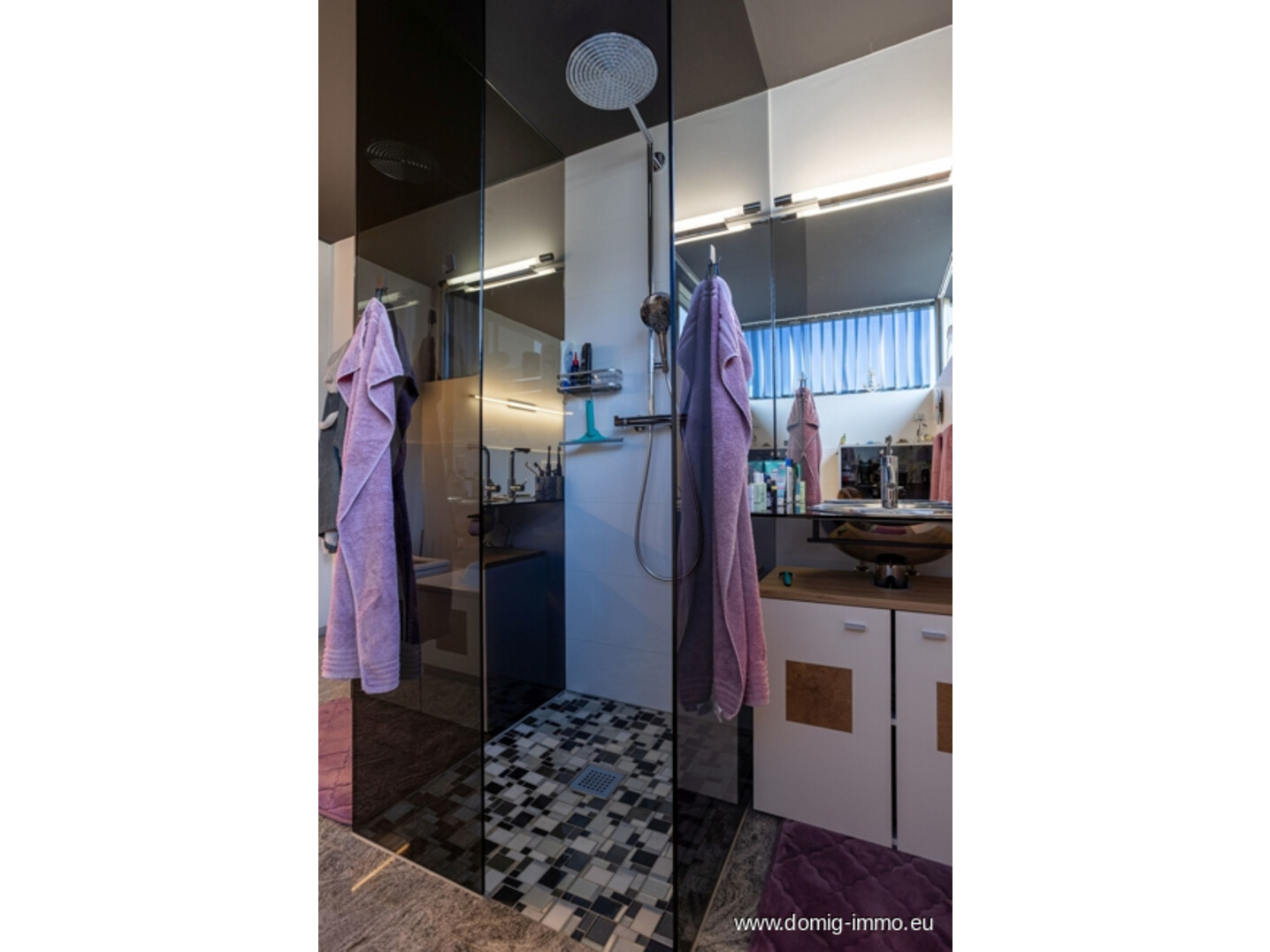 Badezimmer mit zwei Waschbecken (Wohnhaus)