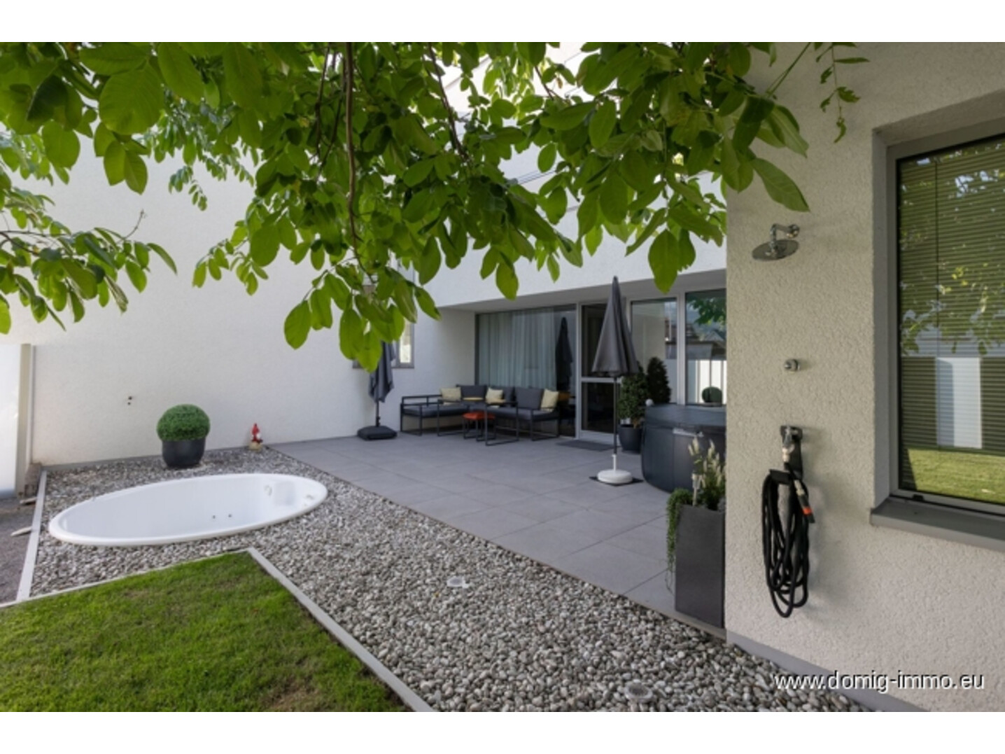 privater Garten zum Wohnhaus