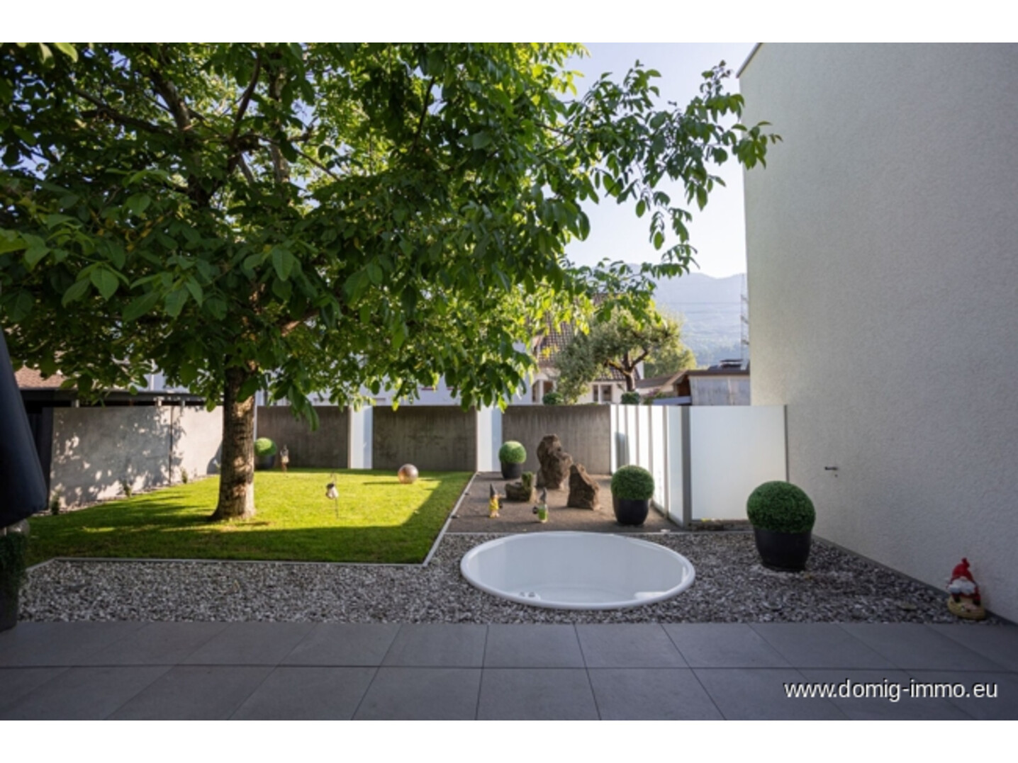 privater Garten zum Wohnhaus