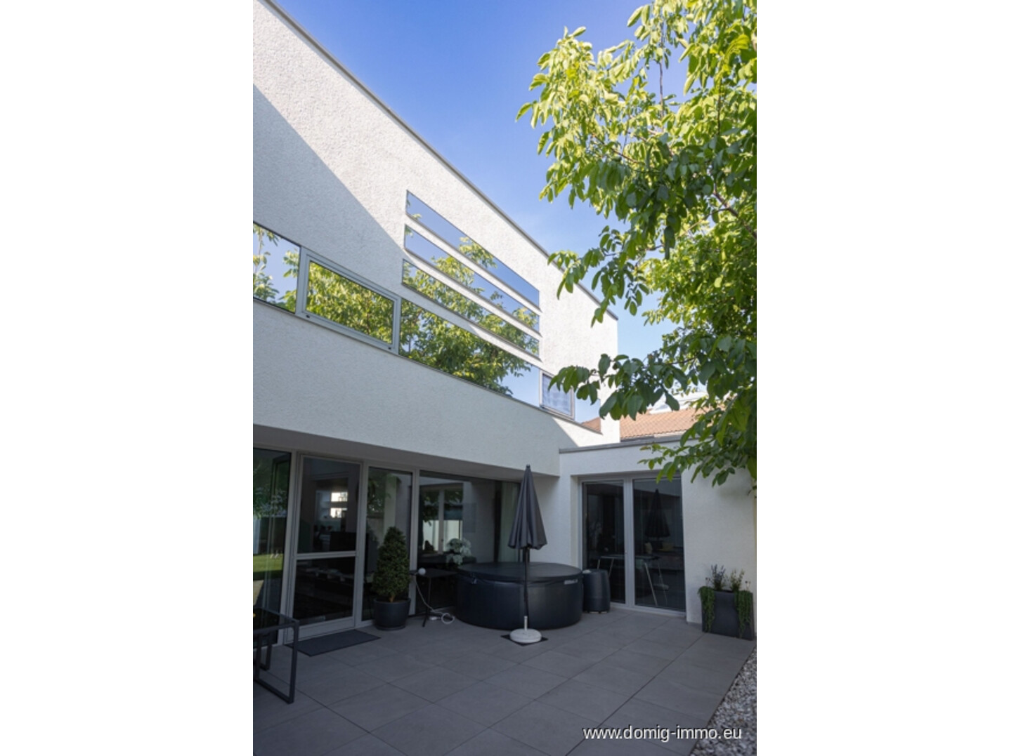 Außenansicht mit Spiegel- Sonnschutzfolie