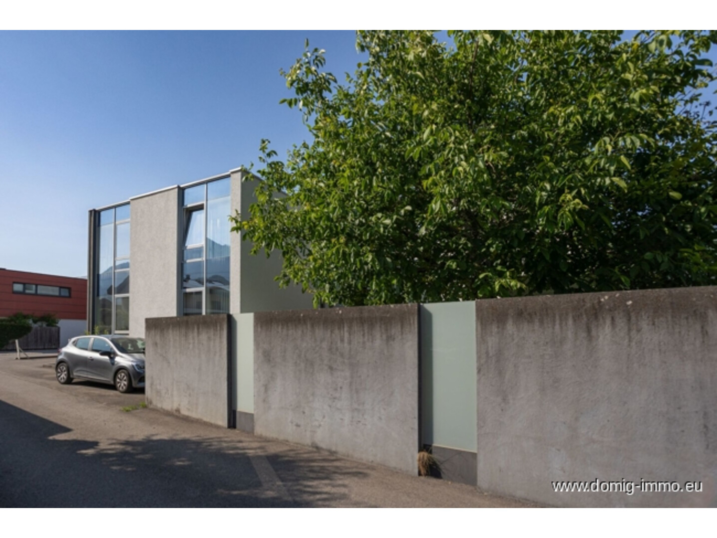 Rückansicht mit weiteren Parkplätzen